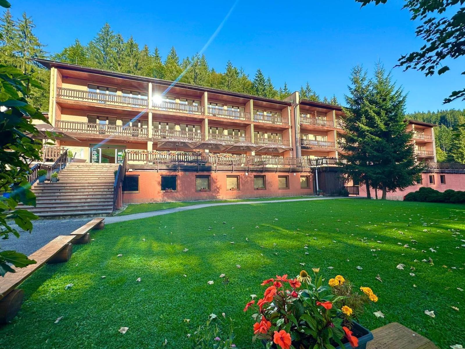 Horsky Hotel Podjavornik Papradno エクステリア 写真